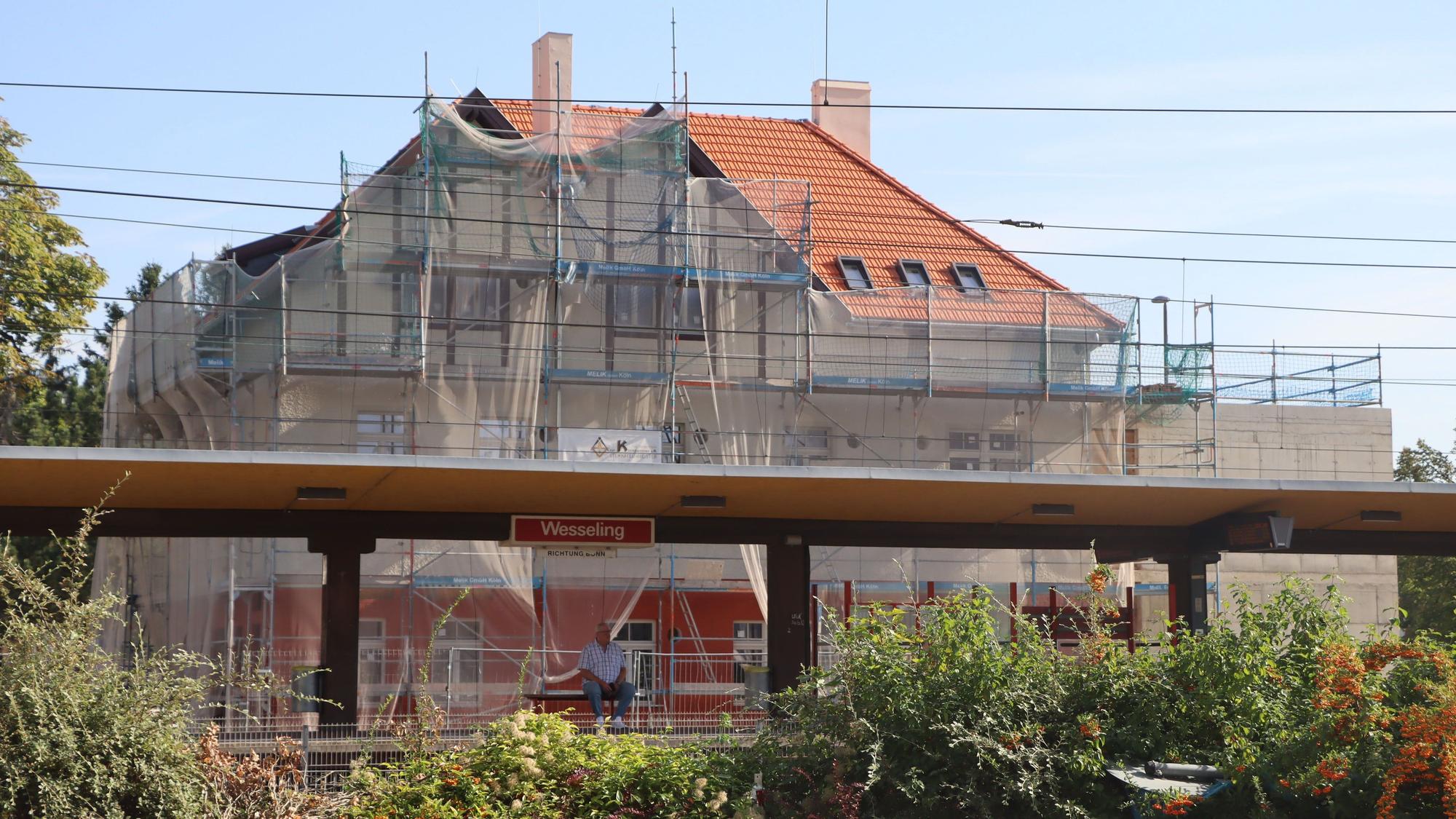 Das Foto zeigt den eingerüsteten Bürgerbahnhof in Wesseling.