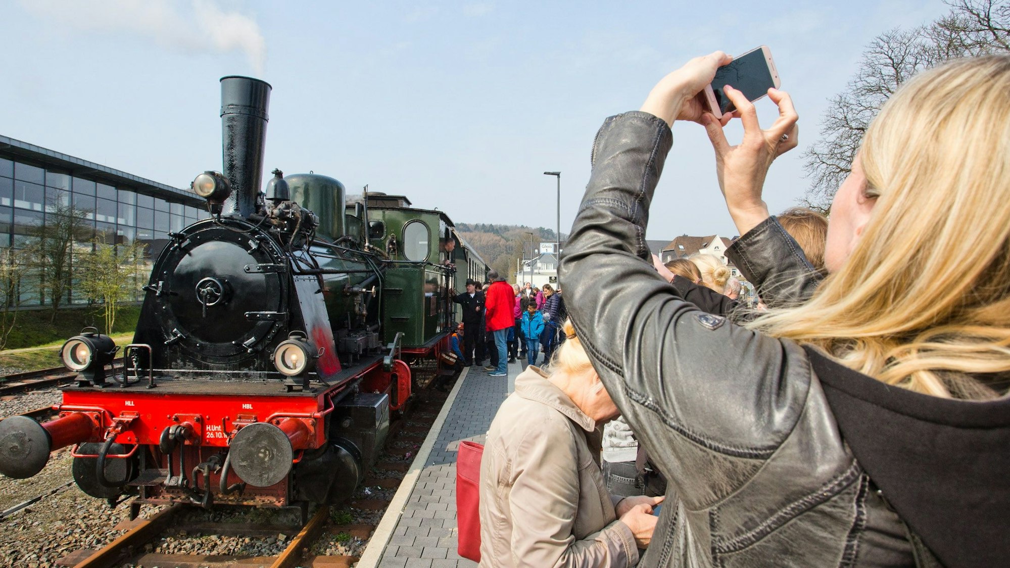 Ein Zug mit dem Bergischen Löwen bei einer Sonderfahrt über die Strecke der Wiehltalbahn am Bahnhof in Wiehl.
