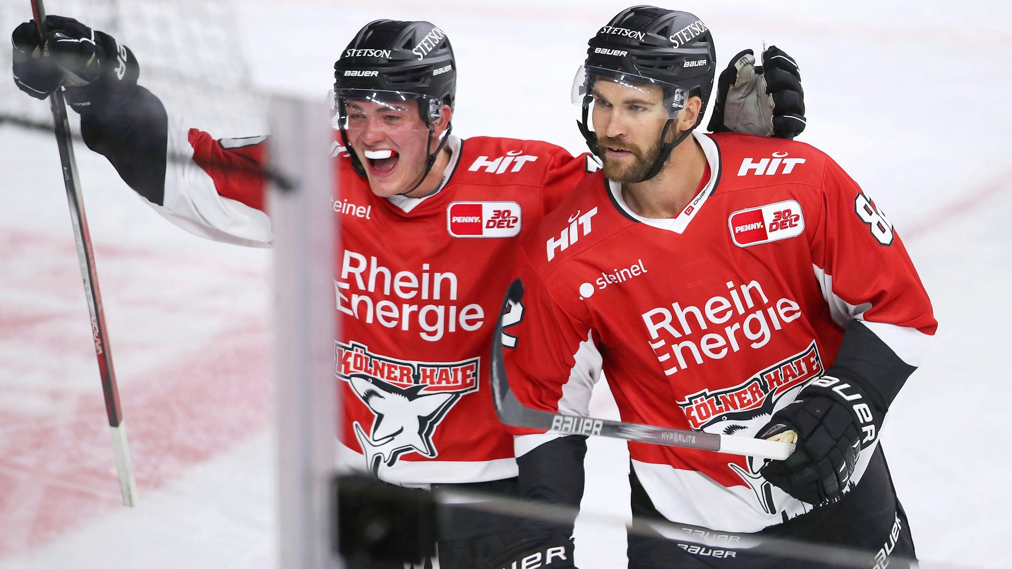 15.09.2023, Köln, Eishockey, Penny DEL, Spieltag 1, Lanxess-Arena, Kölner Haie - Nürnberg Ice Tigers: Torjubel nach dem 2:0 . Justin Schütz Kölner Haie und Alexander Grenier Kölner Haie stehen jubelnd zusammen. Nordrhein-Westfalen Deutschland *** 15 09 2023, Cologne, ice hockey, penny DEL, matchday 1, Lanxess Arena, Cologne Sharks Nuremberg Ice Tigers goal celebration after the 2 0 Justin Schütz Cologne Sharks and Alexander Grenier Cologne Sharks stand together cheering North Rhine Westphalia Germany