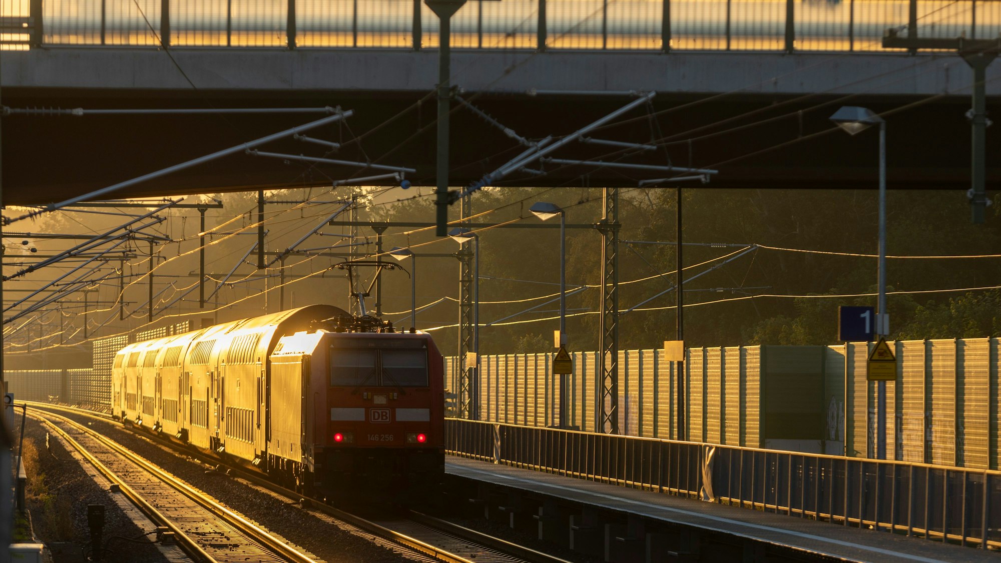 Ein Zug fährt in die Station Frankfurter Berg. Die milliardenschwere Sanierung des deutschen Bahnnetzes steht im Mittelpunkt eines sogenannten „Schienengipfels“ an diesem Freitag in Frankfurt.