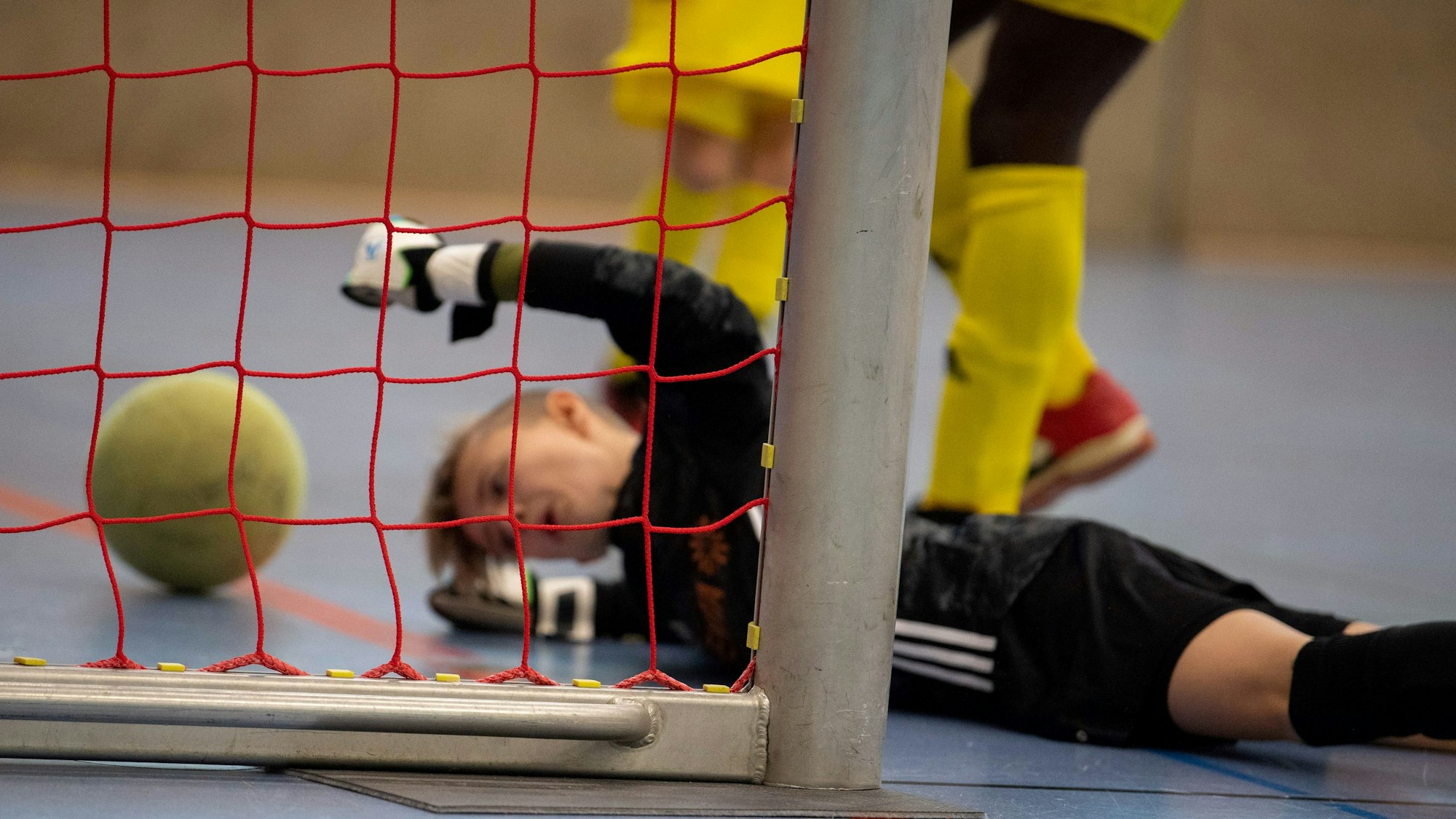 Ein junger Spieler liegt auf dem Boden.