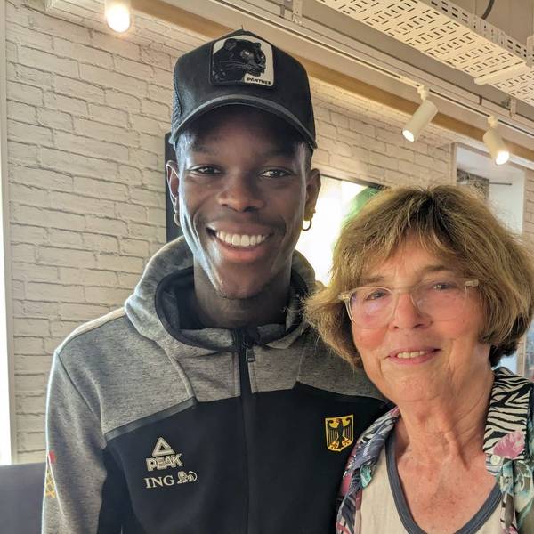 Die Euskirchenerin Liesel Schaffartzik steht neben dem Kapitän der deutschen Basketball-Nationalmannschaft, Dennis Schröder.