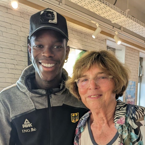 Die Euskirchenerin Liesel Schaffartzik steht neben dem Kapitän der deutschen Basketball-Nationalmannschaft, Dennis Schröder.