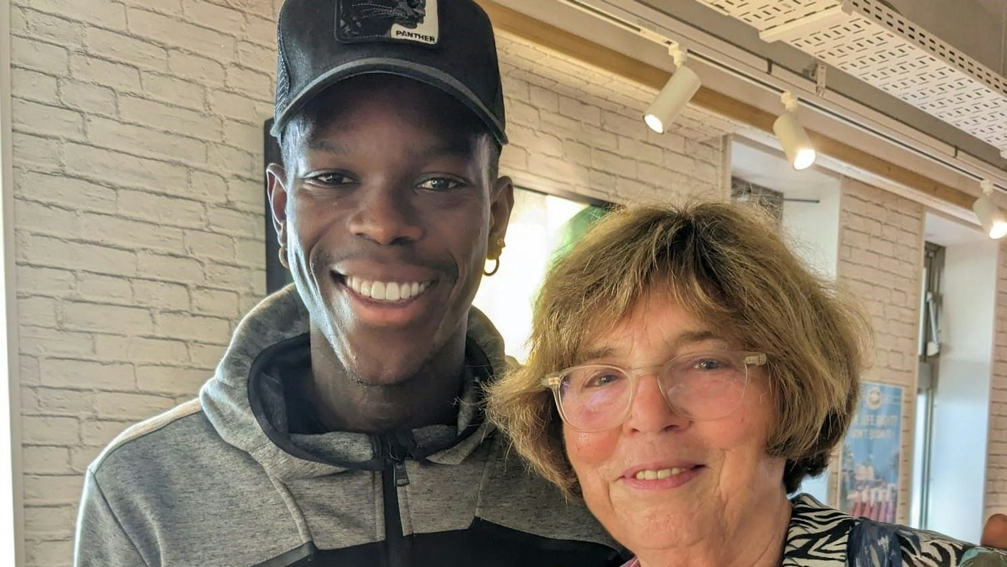 Die Euskirchenerin Liesel Schaffartzik steht neben dem Kapitän der deutschen Basketball-Nationalmannschaft, Dennis Schröder.