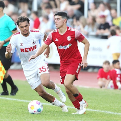 Testspiel, Bergisch Gladbach vs.1.FC Köln, 06.09.2023, von links: Max Finkgräfe (1. FC Köln), Stefano Fragapane (BG), Bild: Herbert Bucco