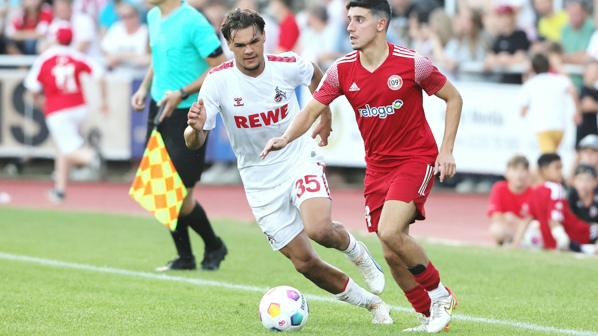 Testspiel, Bergisch Gladbach vs.1.FC Köln, 06.09.2023, von links: Max Finkgräfe (1. FC Köln), Stefano Fragapane (BG), Bild: Herbert Bucco