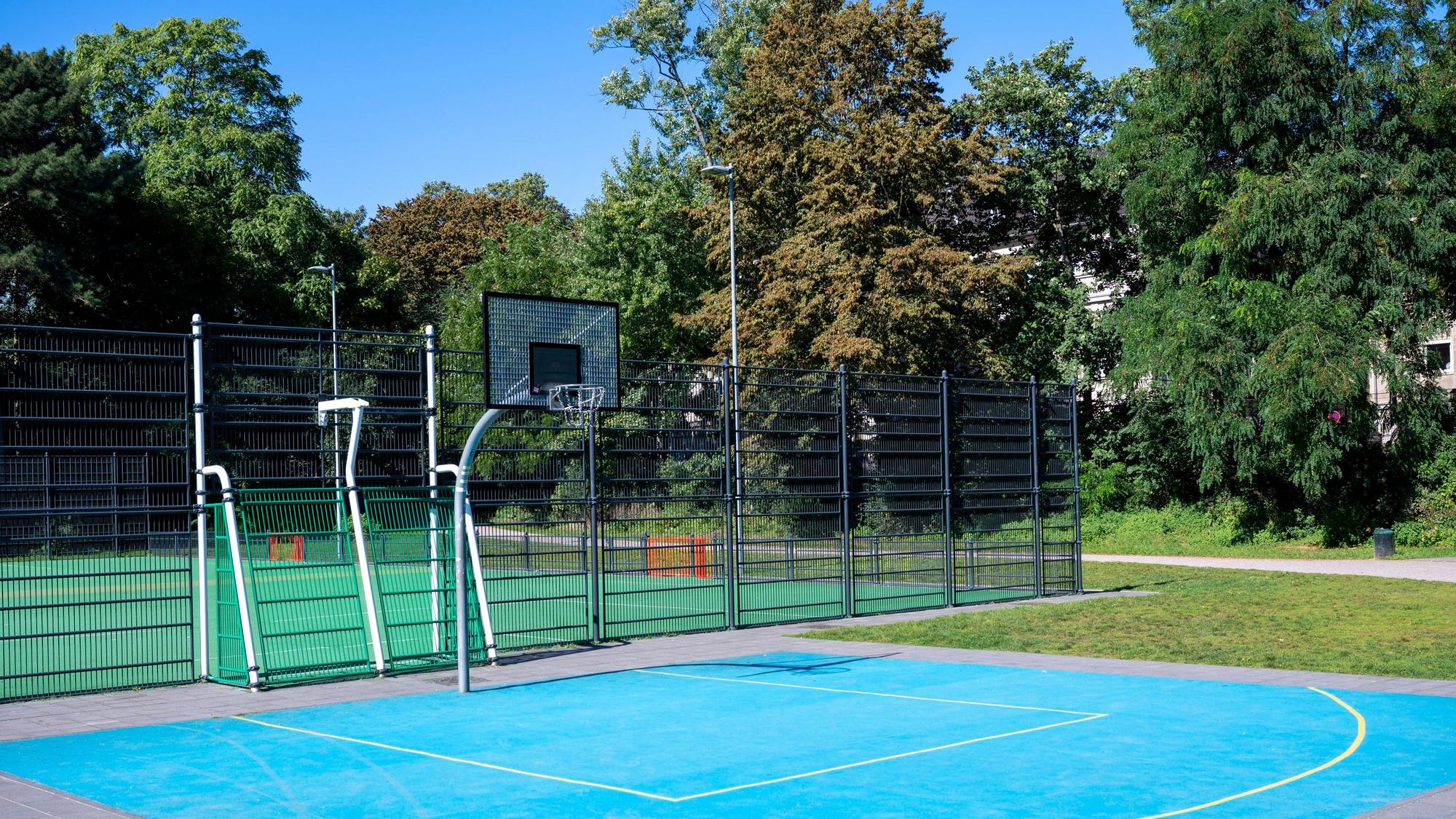 Blick auf den Half Court mit blauem Untergrund im Friedenspark