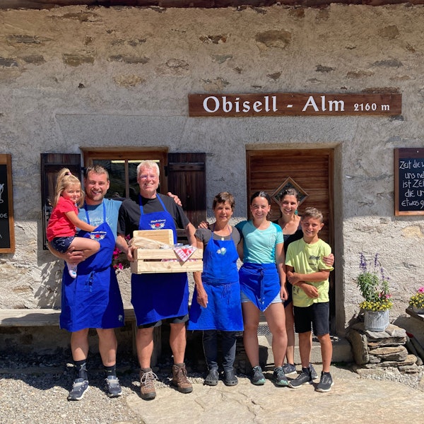 Frank Eggeling mit dem Team der Südtiroler Bergalm, auf der er fünf Wochen lang lebte und arbeitete: Bauer Erich, auf dem Arm Lena, Frank Eggeling, Aushilfe Maya, Emma, Bäuerin Alexandra und Julian (links)
