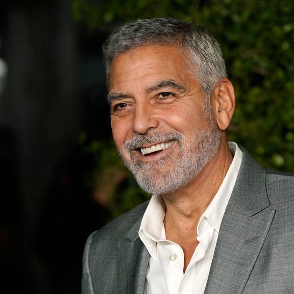 George Clooney lächelt