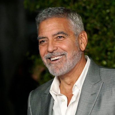 George Clooney lächelt