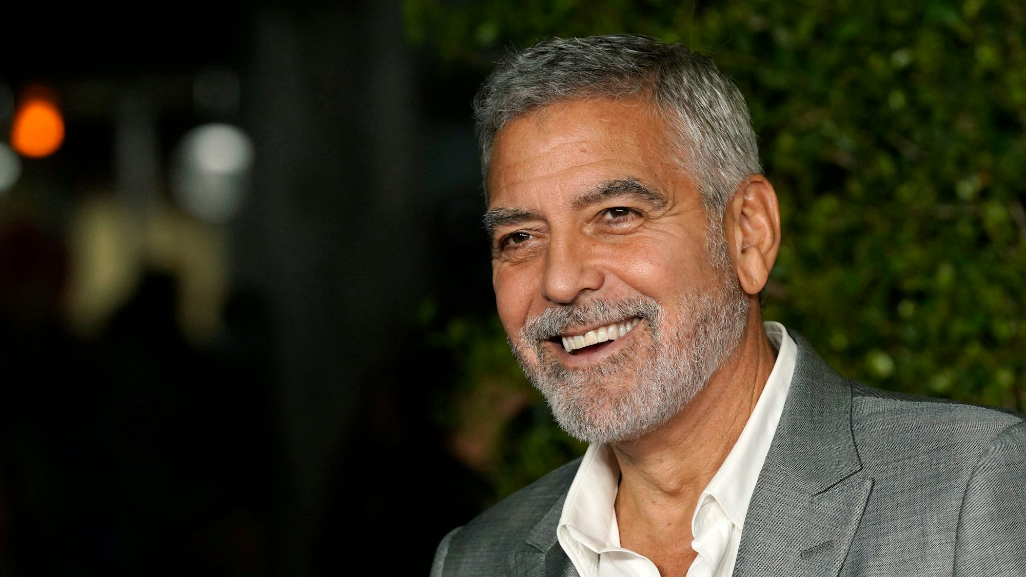 George Clooney lächelt