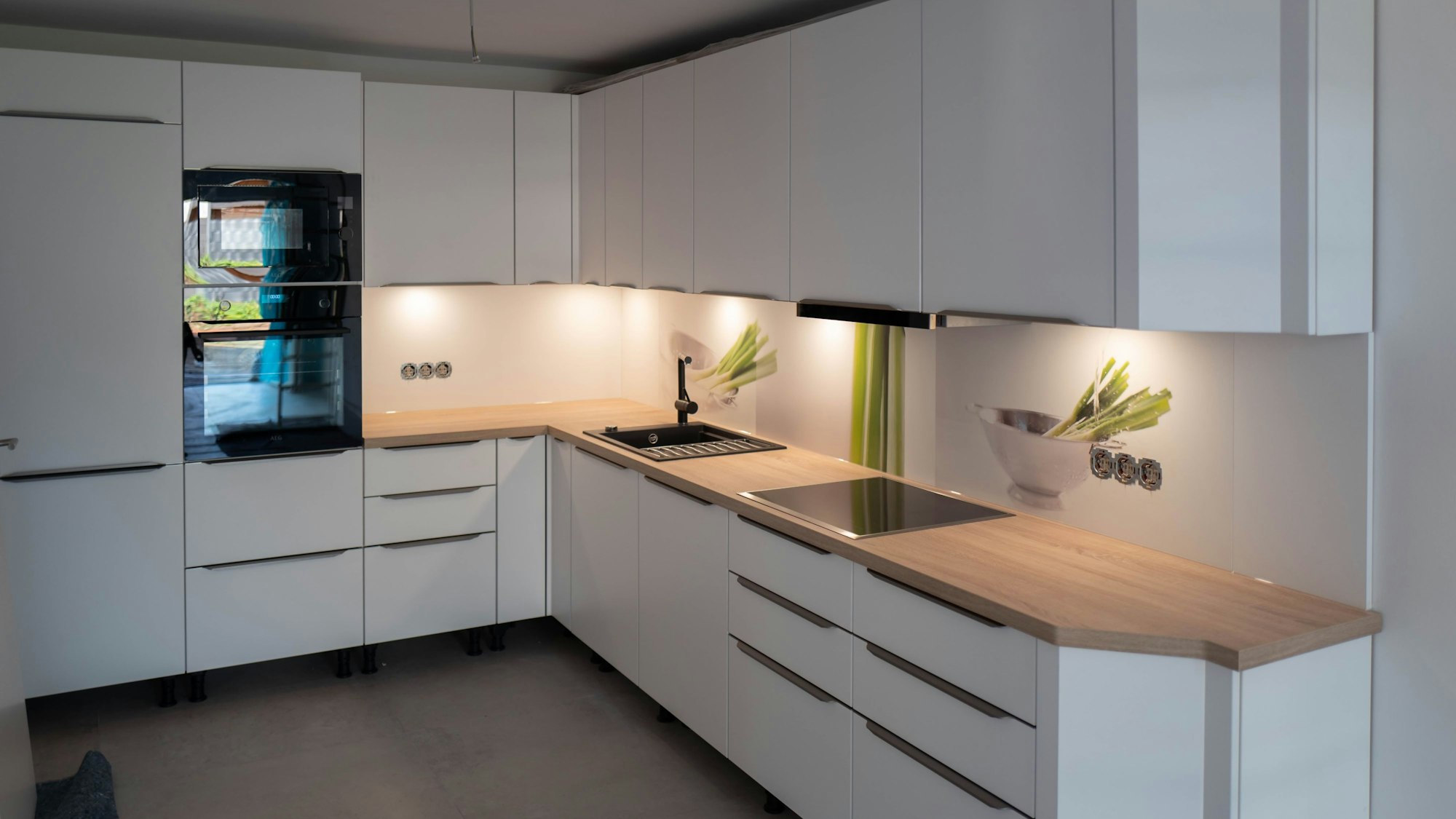 Das Bild zeigt die weiße Einbauküche im Haus der Familie Trapp.