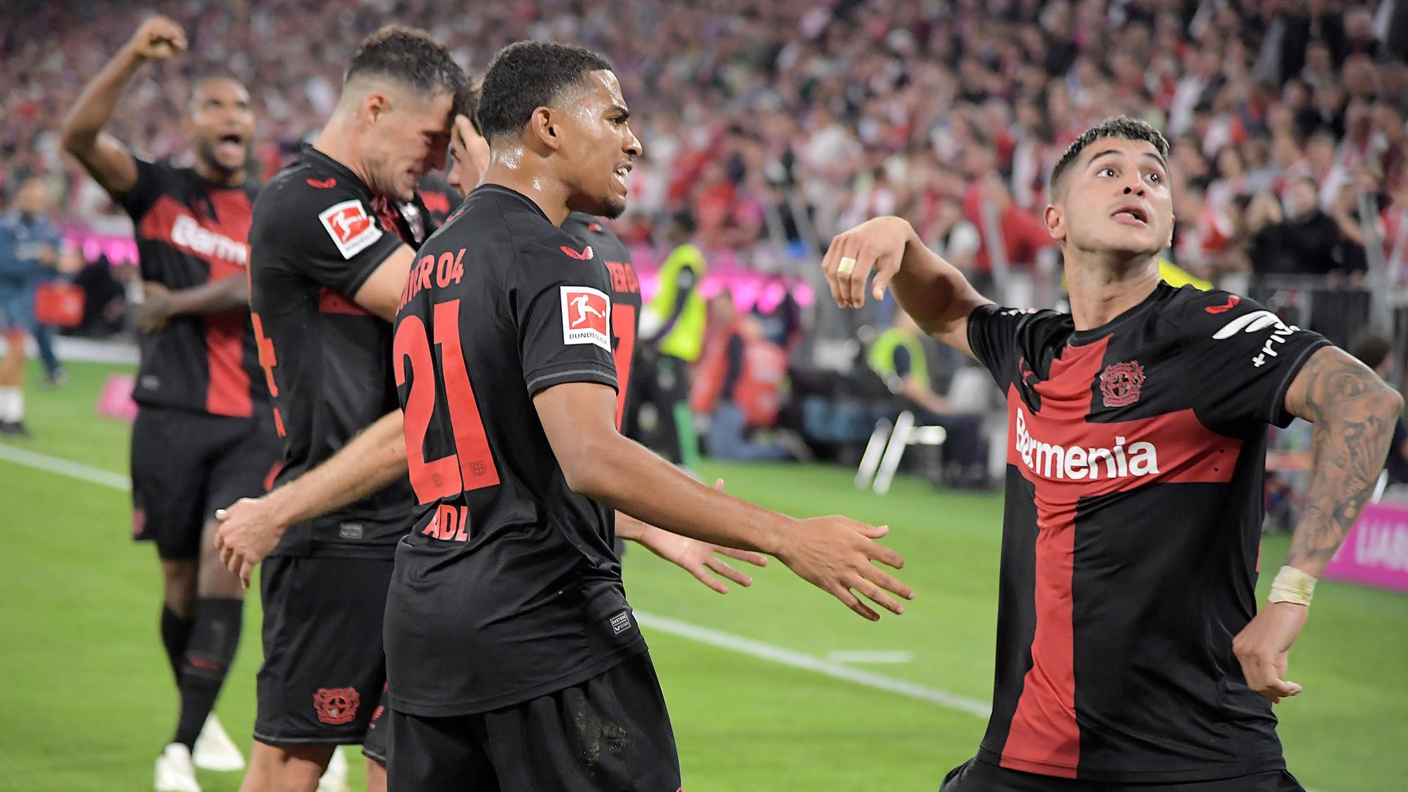 Fussball 1.Bundesliga, FC Bayern Muenchen - Bayer 04 Leverkusen emspor, v.l. Exequiel Palacios Bayer 04 Leverkusen Jubel, Torjubel, celebrate the goal, jubelt ueber das Tor zum 2:2