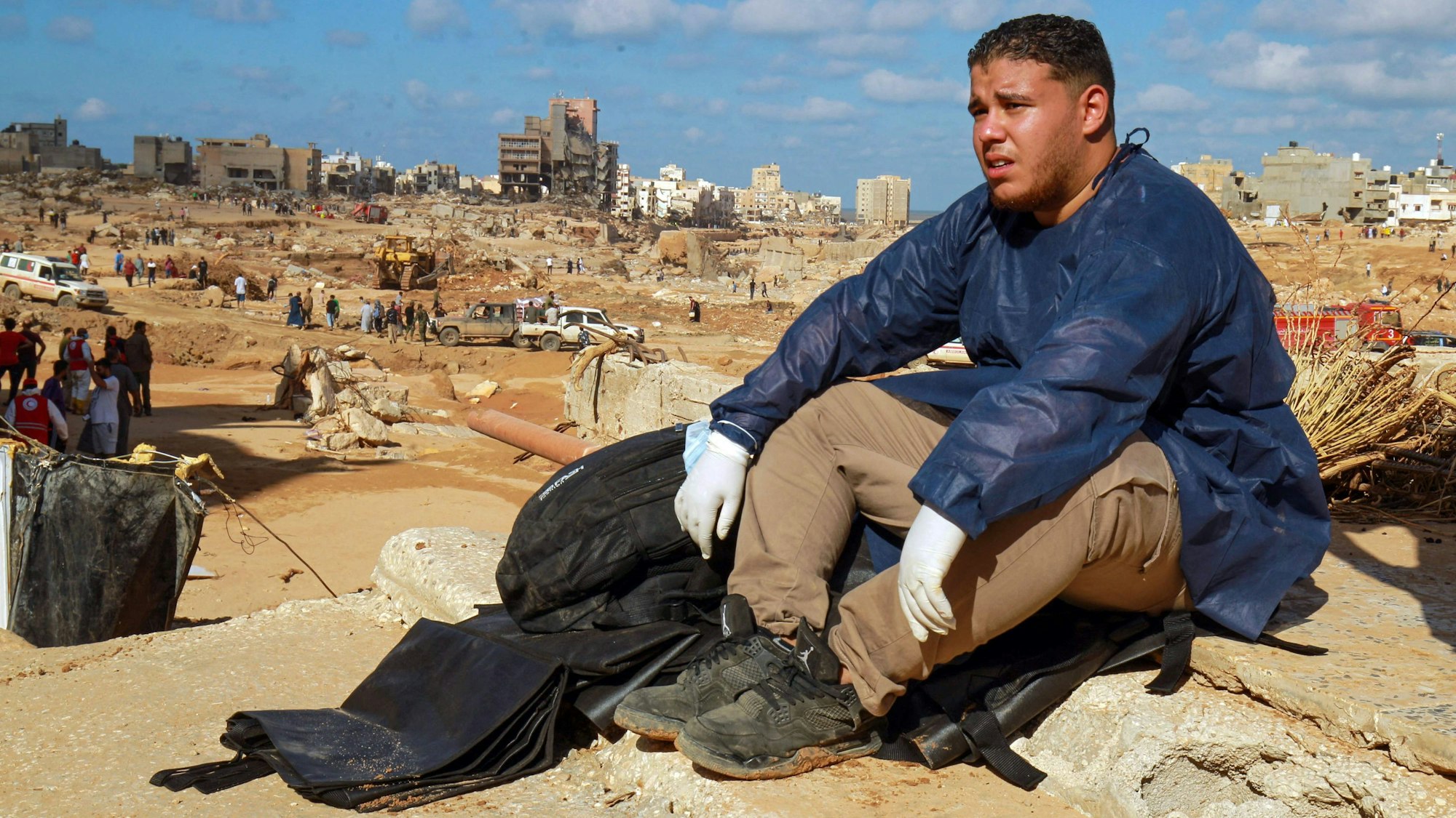Ein freiwilliger Helfer sitzt in den Trümmern der Stadt Derna. Mehr als 4.000 Leichen wurden in der Stadt bereits gefunden. Die Zahl könnte in den nächsten Tagen noch drastisch ansteigen.