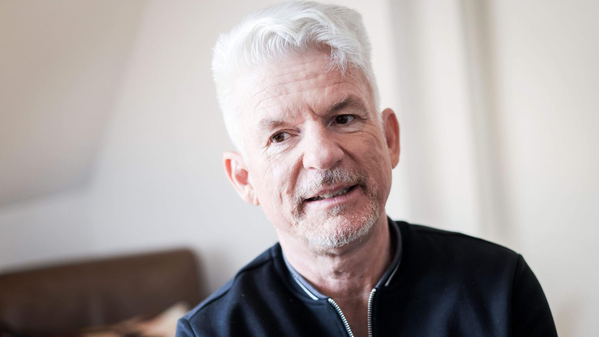 Heinz Strunk in seiner Wohnung.