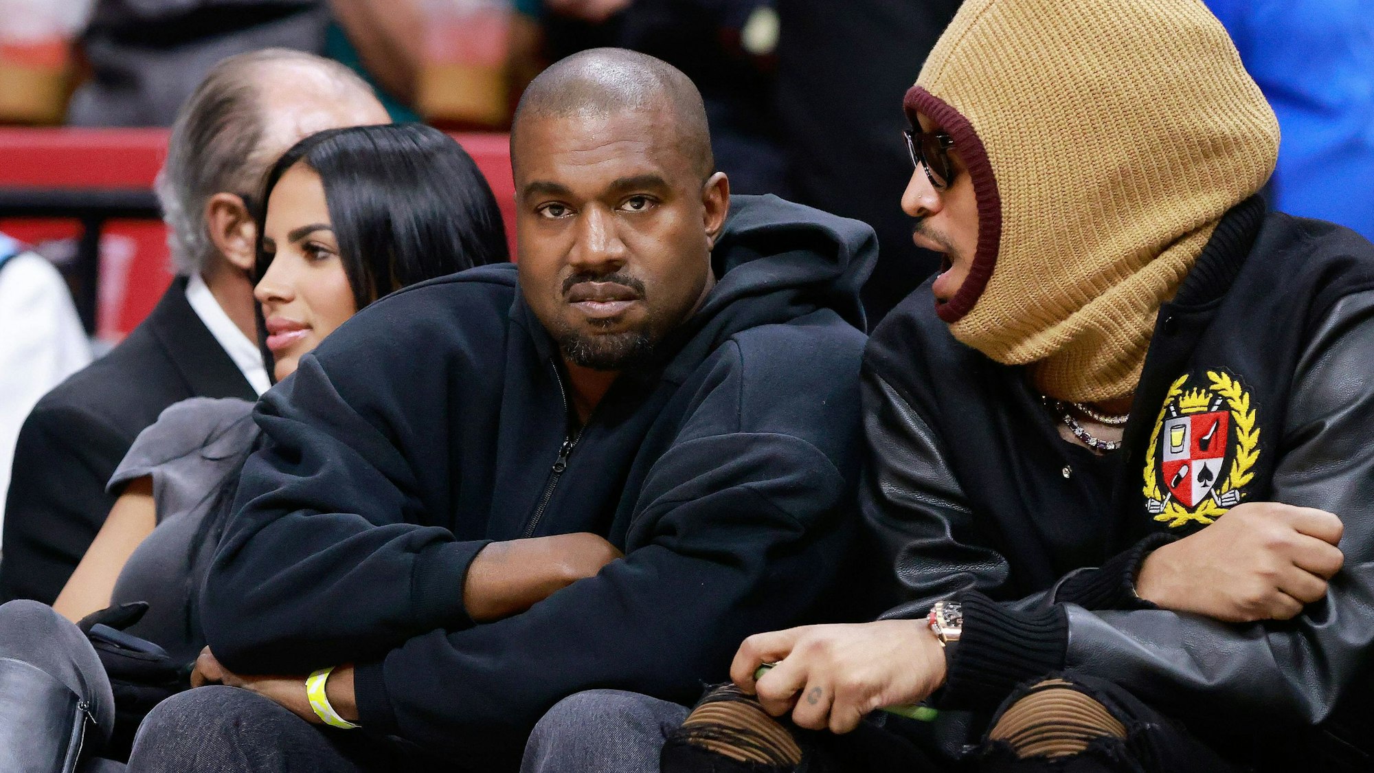 Kanye West mit seiner Gefolgschaft bei einem NBA-Spiel.