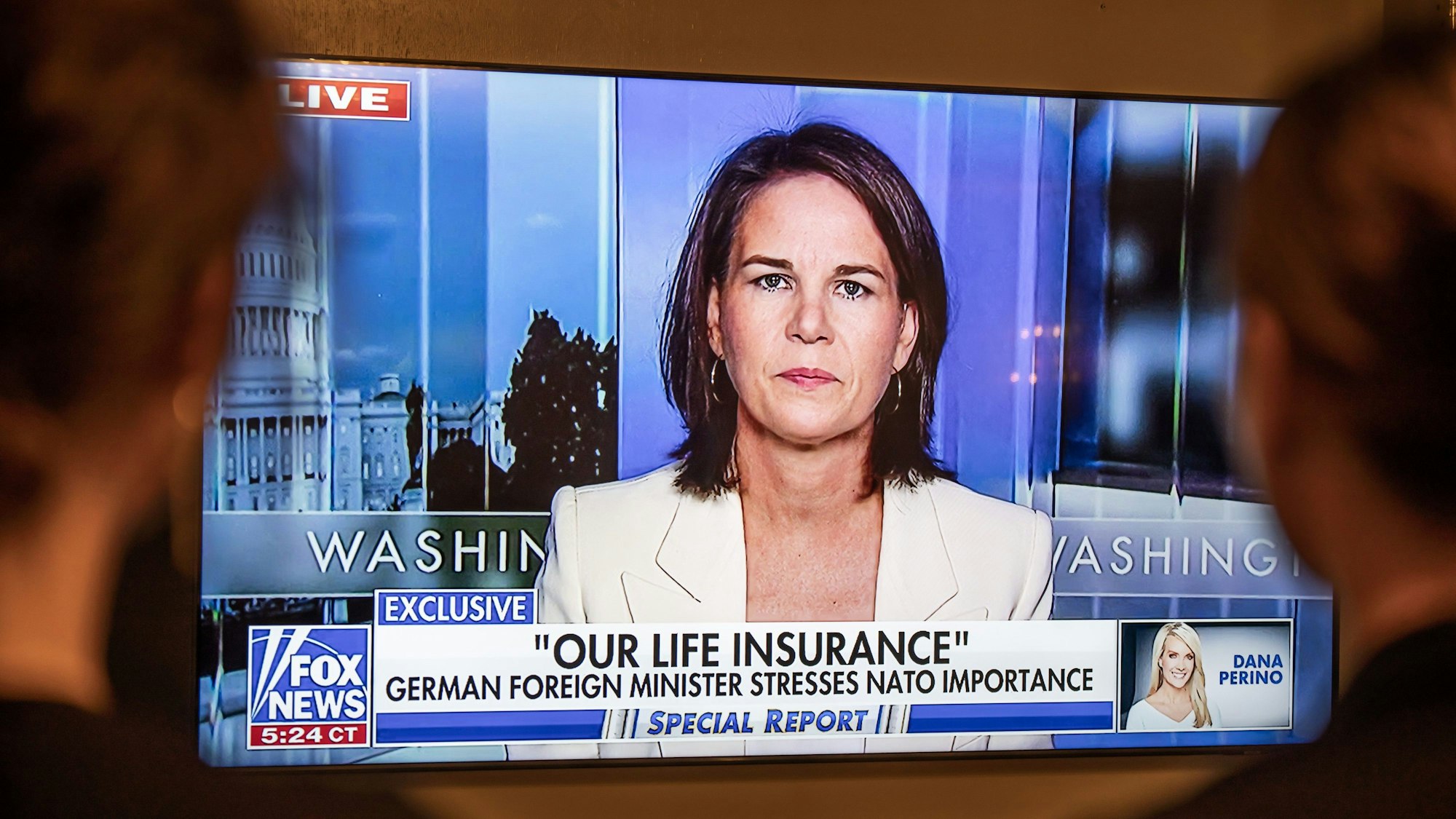Annalena Baerbock (Bündnis90/Die Grünen), Außenministerin, ist auf einem TV Bildschirm des TV-Senders Fox News während eines Interviews mit Bret Baier zu sehen.
