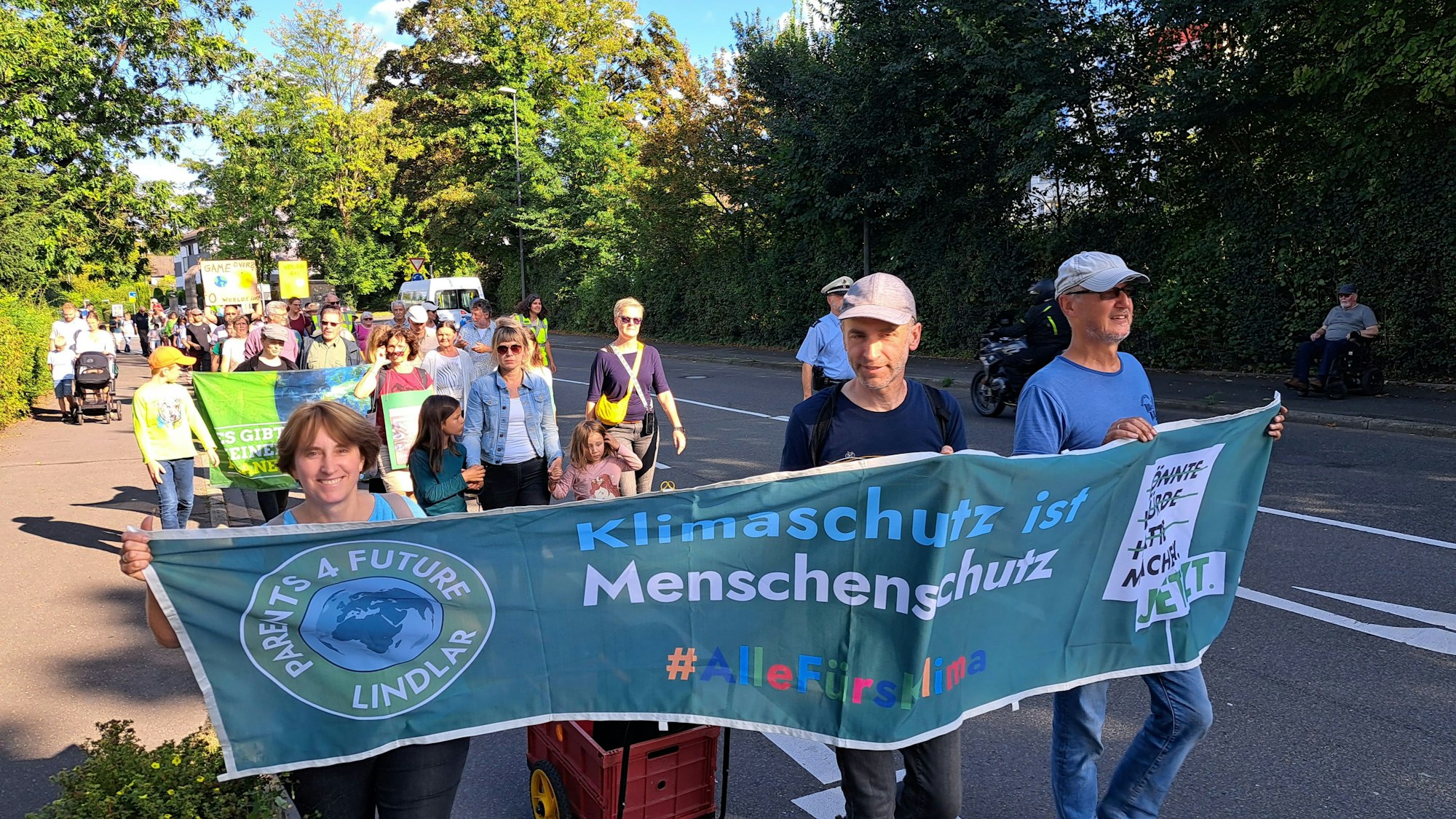 Das Foto zeigt die Spitze eines Demonstrationszuges