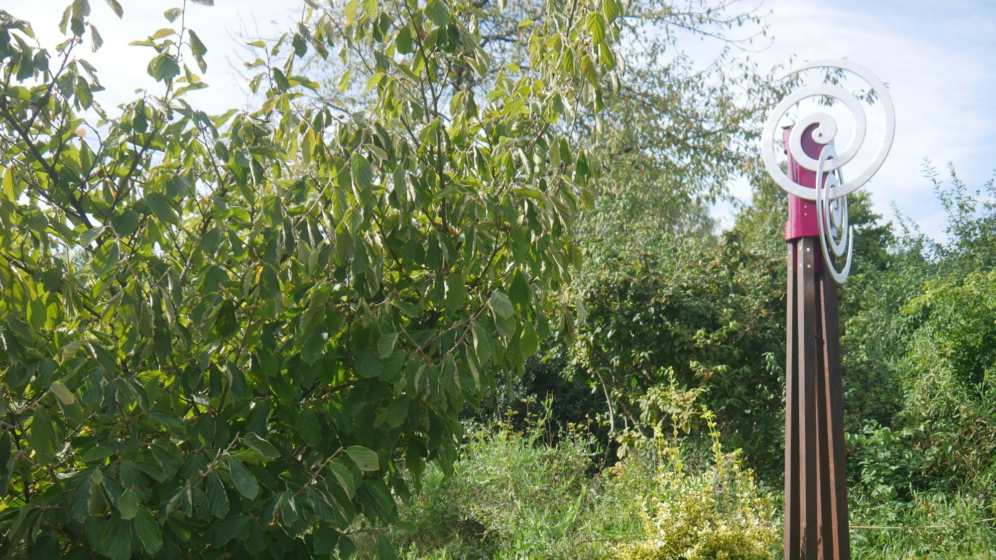 Die Spiralform ist der Natur entlehnt und Felix Scharstein bringt sie als sinnfreie Maschine in Bewegung dorthin zurück.