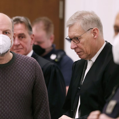 Der Angeklagte Thomas Drach (l.) im Landgericht neben seinen Anwälten Andreas Kerkhof (M.) und Dirk Kruse.