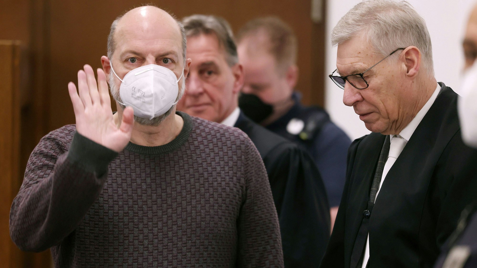 Der Angeklagte Thomas Drach (l.) im Landgericht neben seinen Anwälten Andreas Kerkhof (M.) und Dirk Kruse.