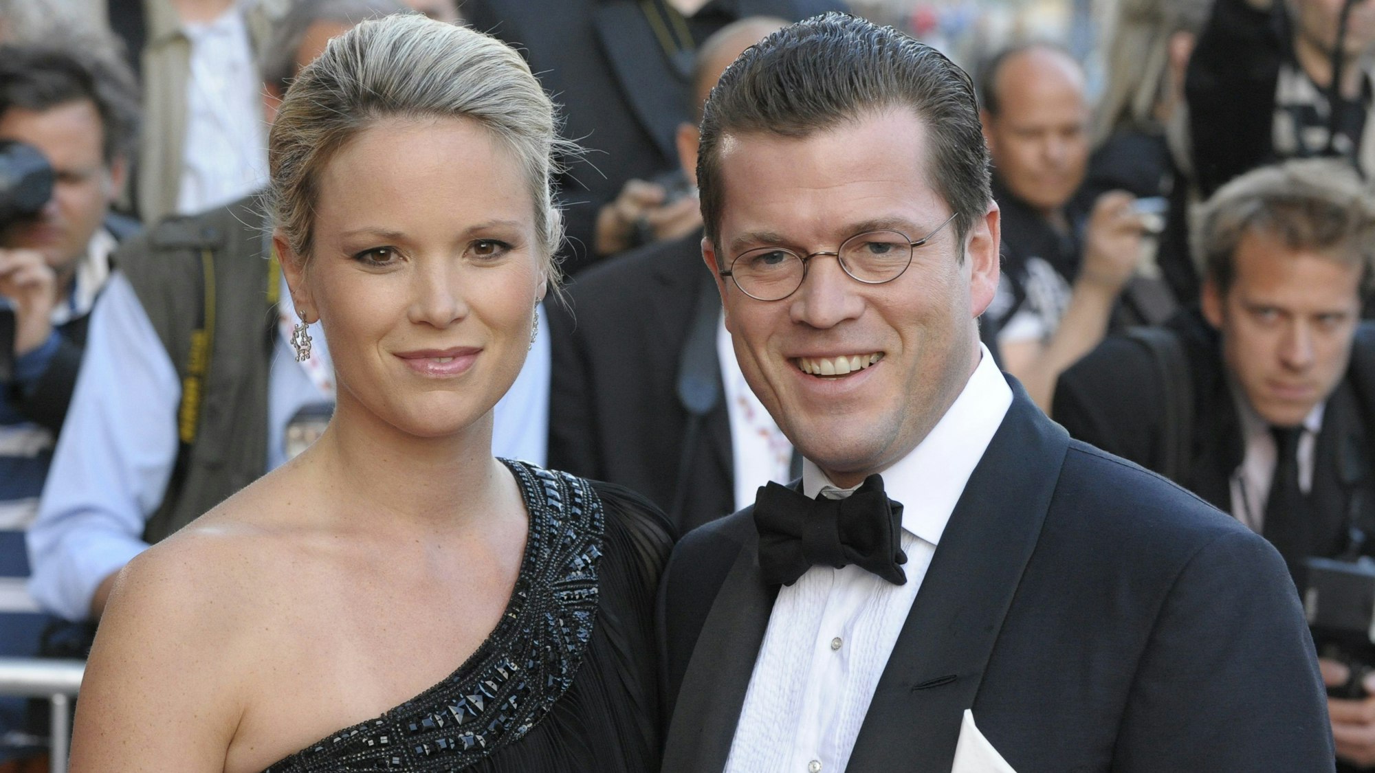 Karl-Theodor zu Guttenberg (CSU), damaliger Bundeswirtschaftsminister, und seine Frau Stephanie Freifrau zu Guttenberg kommen zur Verleihung des Nachhaltigkeitspreises in das Deutschen Historische Museum (DHM). Der frühere Verteidigungsminister Karl-Theodor zu Guttenberg und seine Frau Stephanie gehen getrennte Wege.