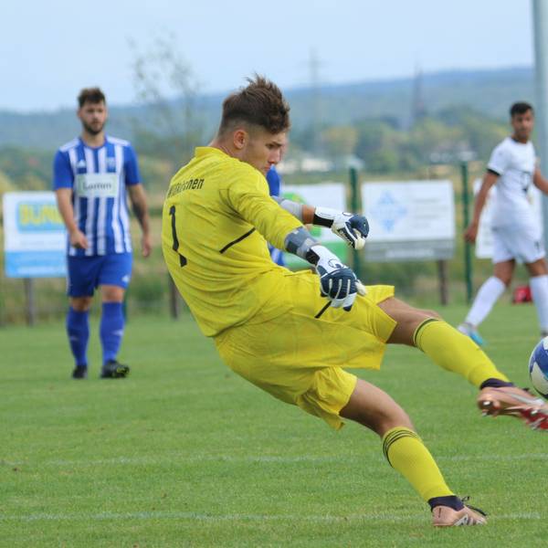 Wißkirchens Torwart Jan Beyers beim Abschlag.