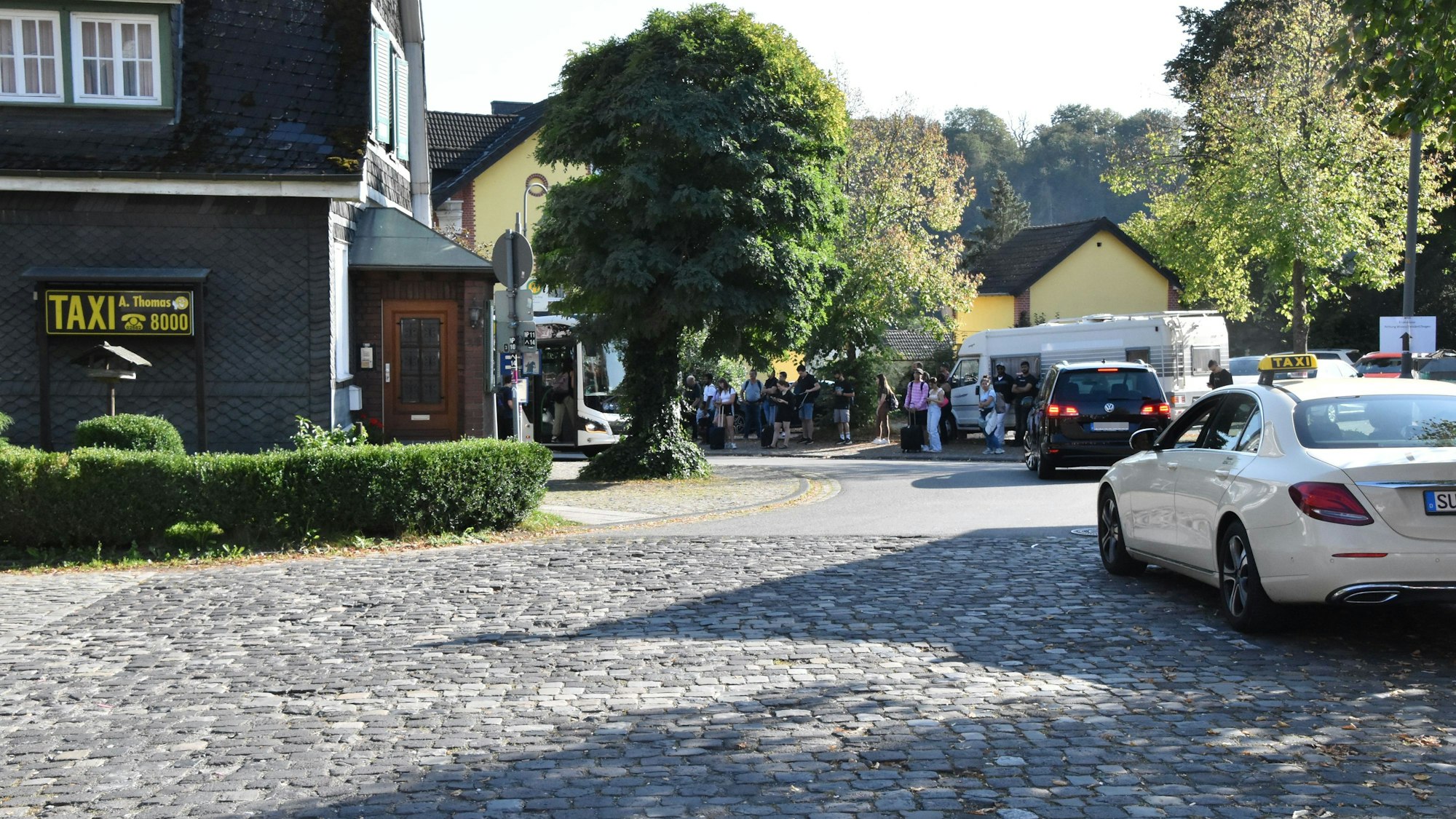 Am Bahnhofsvorplatz in Au warten Menschen auf den nächsten Bus nach Wissen.