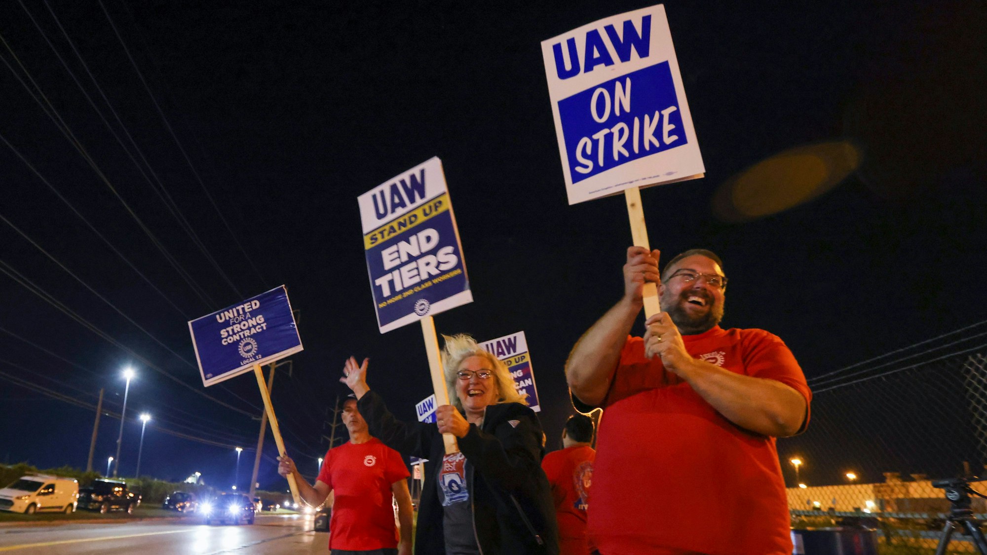 Streikposten stehen neben einer Straße vor dem Stellantis Toledo Assembly Complex in Ohio.