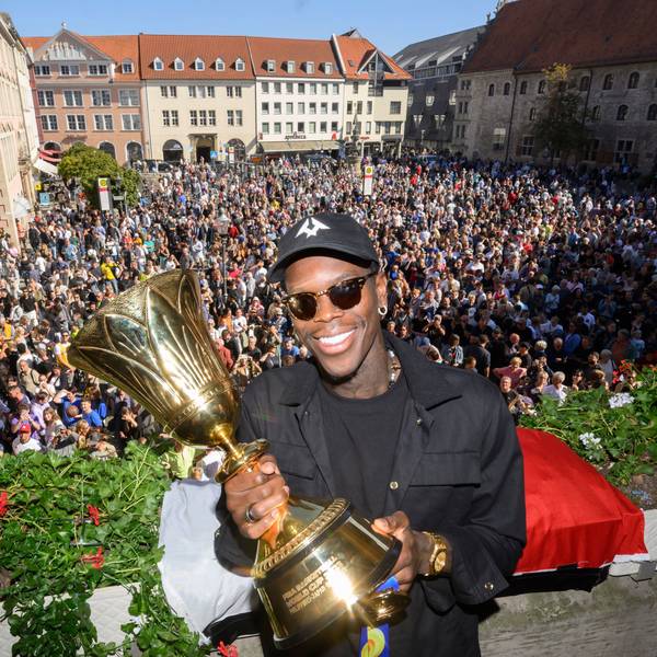 Dennis Schröder, Basketball-Weltmeister, steht bei einem Empfang auf dem Balkon vom Braunschweiger Rathaus. NBA-Basketballspieler Dennis Schröder hat sich ins Goldene Buch der Stadt Braunschweig eingetragen und von tausenden Fans in seiner Heimatstadt feiern lassen.