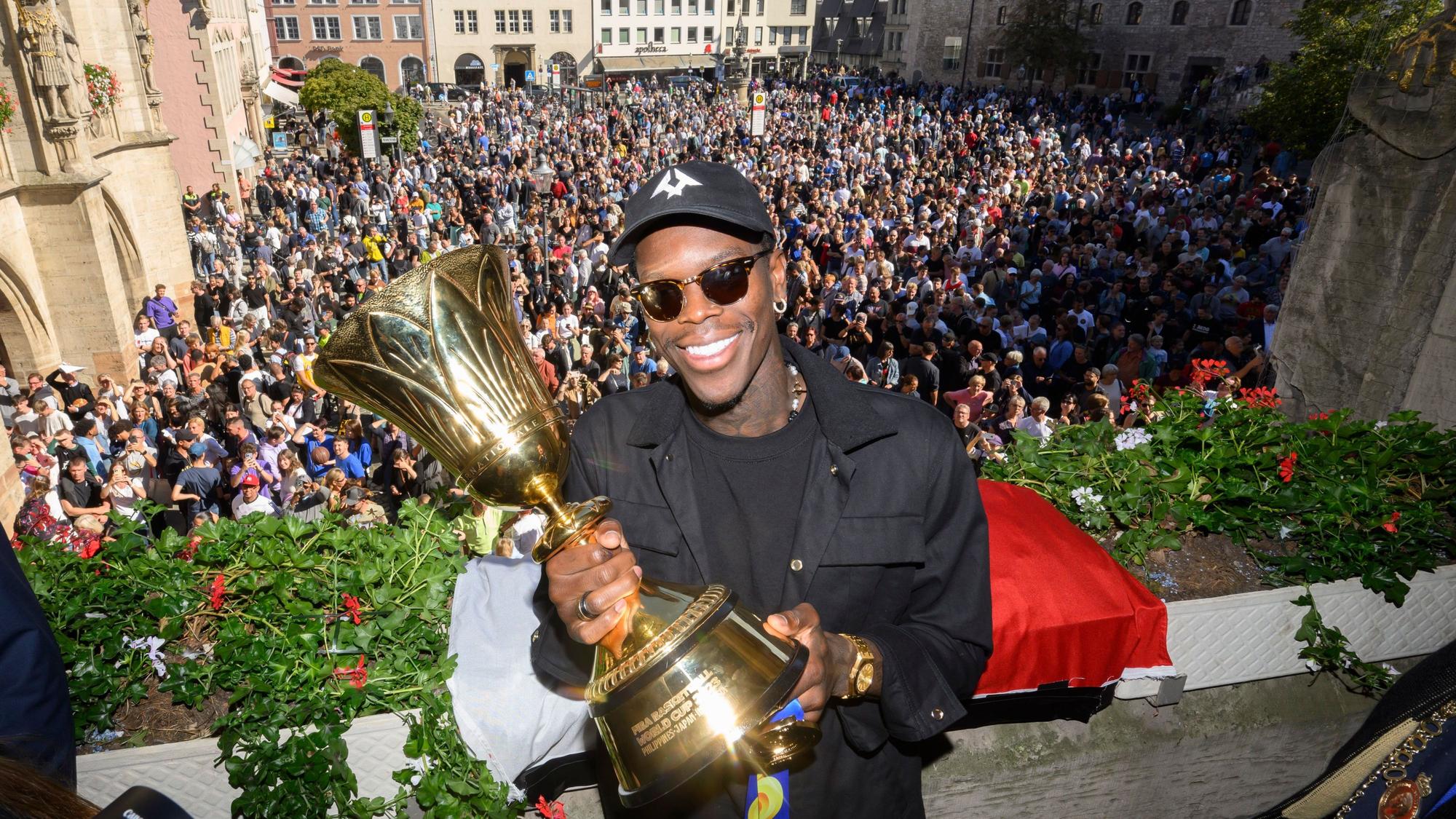 Dennis Schröder, Basketball-Weltmeister, steht bei einem Empfang auf dem Balkon vom Braunschweiger Rathaus. NBA-Basketballspieler Dennis Schröder hat sich ins Goldene Buch der Stadt Braunschweig eingetragen und von tausenden Fans in seiner Heimatstadt feiern lassen.