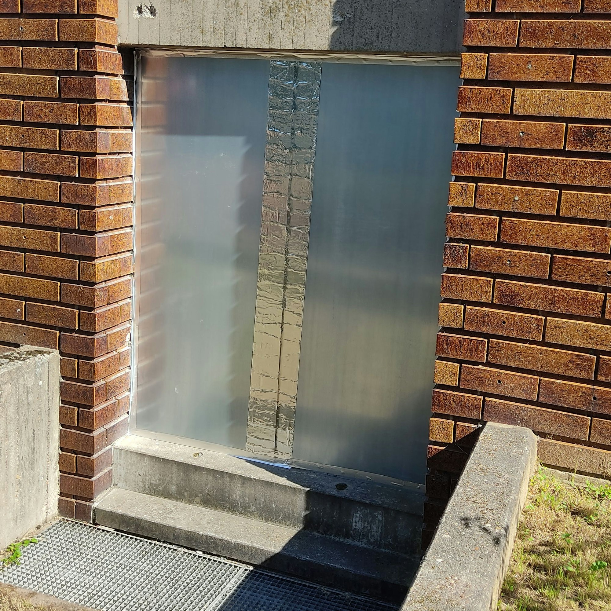 Nahansicht des notdürftig reparierten Fensters, in das die Täter in der Nacht auf Mittwoch eingestiegen sind.