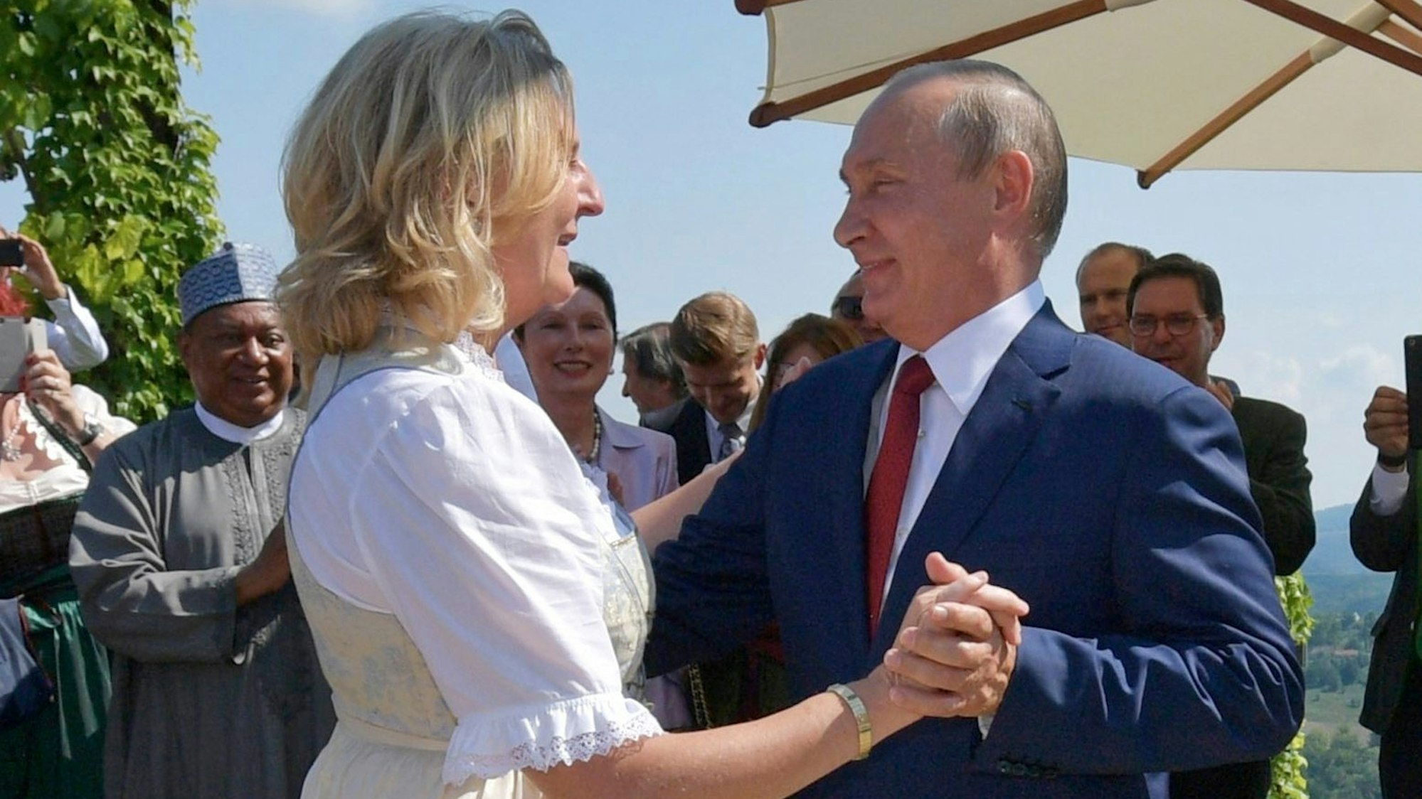 Putin und Kneissl beim Tanz auf der Hochzeit der damaligen Außenministerin.