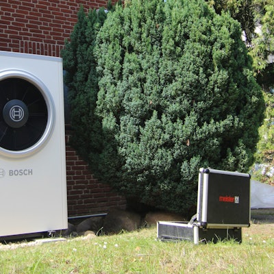 PRODUKTION - 11.08.2023, Berlin: Eine gerade installierte Wärmepumpe von Bosch sowie ein Handwerker-Koffer sind vor einer Doppelhaushälfte zu sehen. (zu dpa «Ausblick auf die Bundestagsentscheidung zum sogenannten Heizungsgesetz nach der Sommerpause») Foto: Doreen Garud/dpa +++ dpa-Bildfunk +++