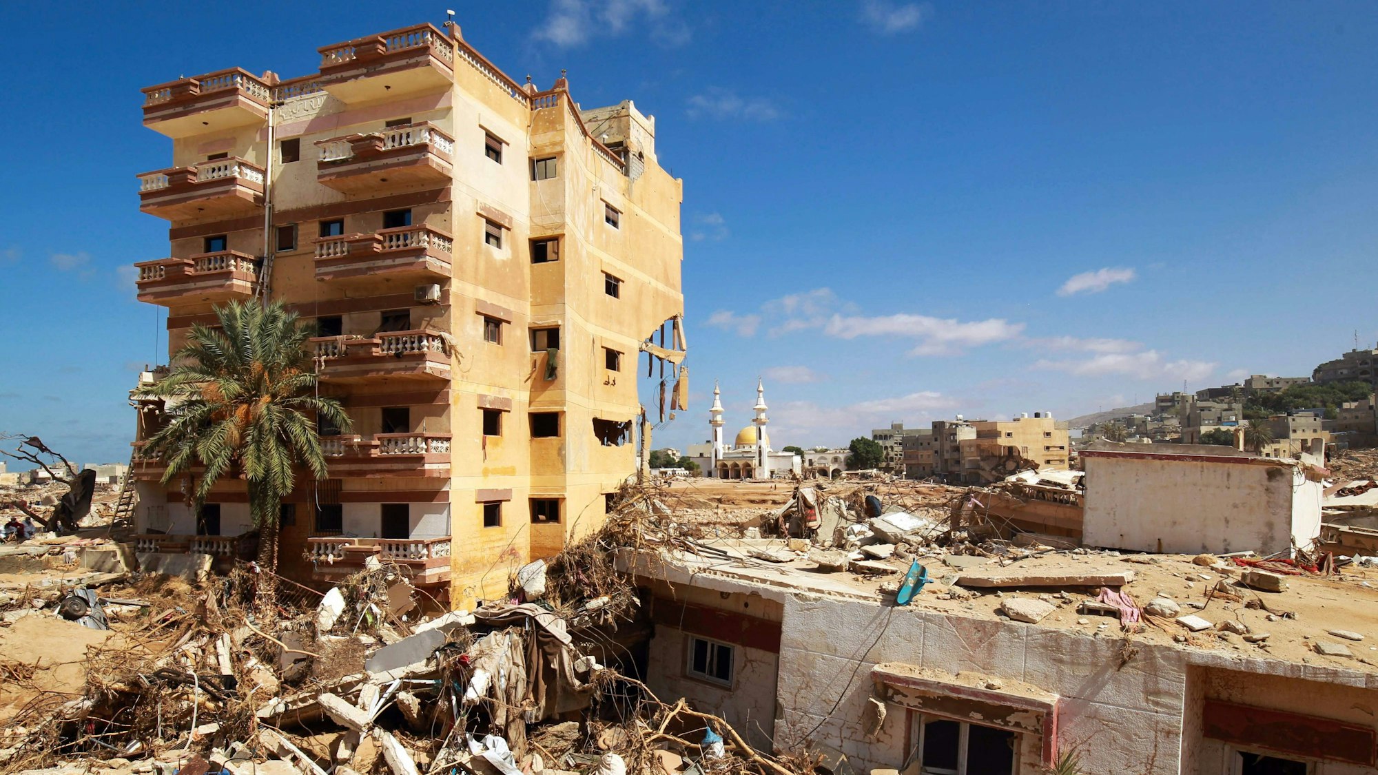 Ganze Stadtviertel der Hafenstadt Derna in Libyen sind bei den Überschwemmungen verwüstet worden. Der Bürgermeister rechnet mit bis zu 20.000 Toten