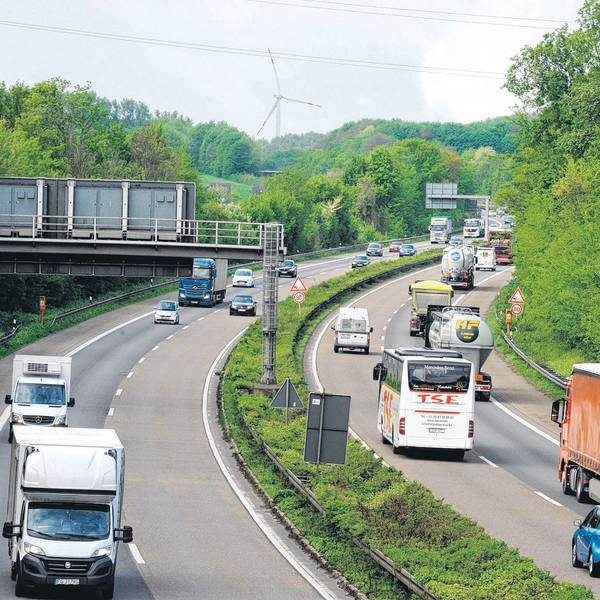 Das Foto zeigt Fahrzeuge auf der A1 bei Hürth.