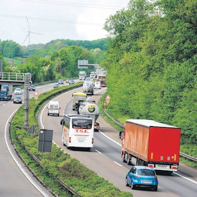 Das Foto zeigt Fahrzeuge auf der A1 bei Hürth.