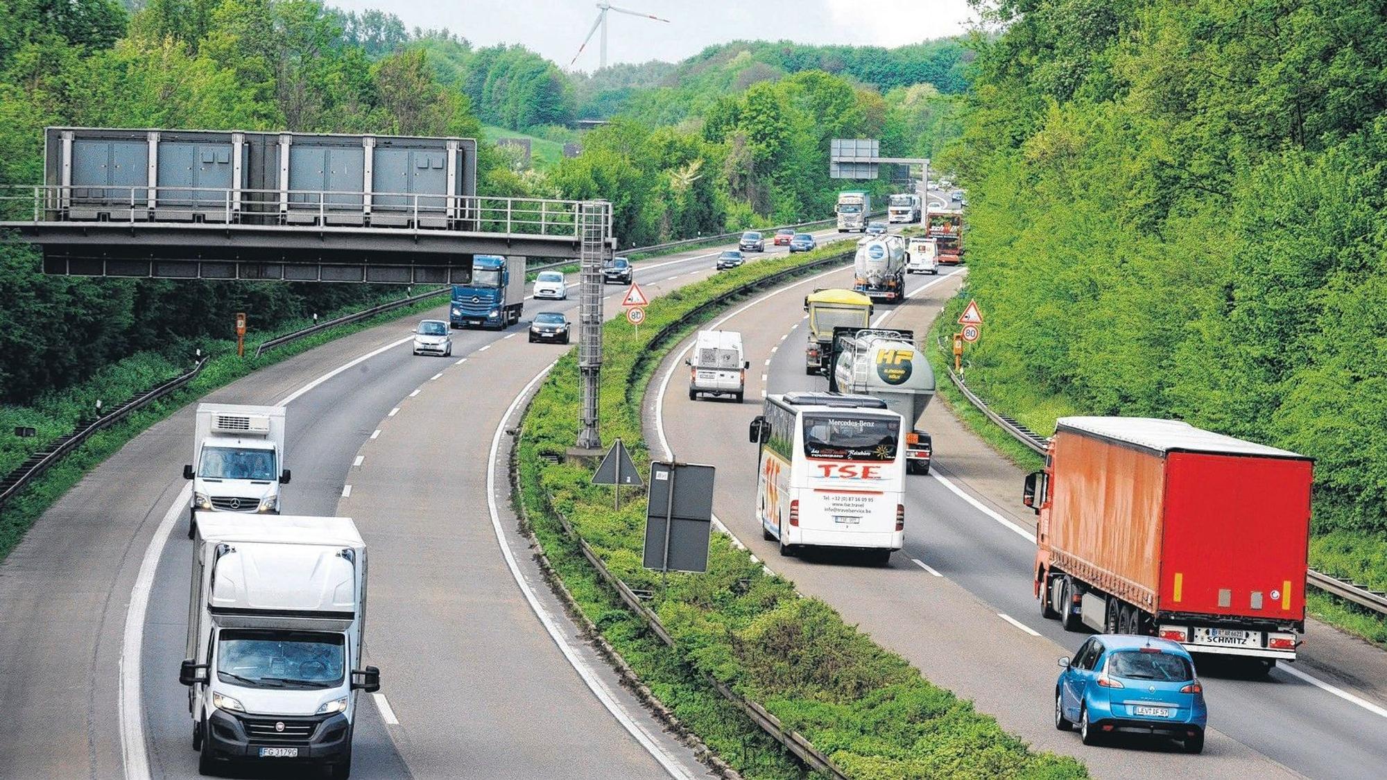 Das Foto zeigt Fahrzeuge auf der A1 bei Hürth.