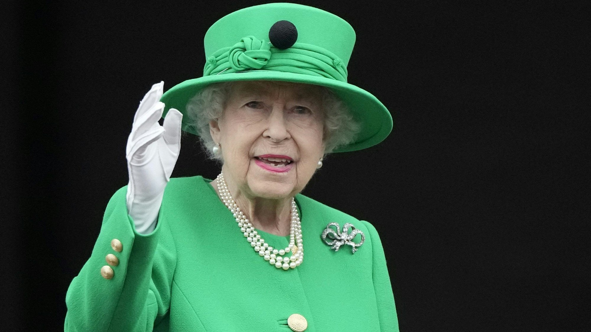 Die britische Königin Elizabeth II. steht am vierten Tag der Feierlichkeiten zum Platinjubiläum der Queen auf dem Balkon des Buckingham Palace während des Festumzuges. Am 8. September 2023 jährt sich der Todestag von Königin Elizabeth II. zum ersten Mal.