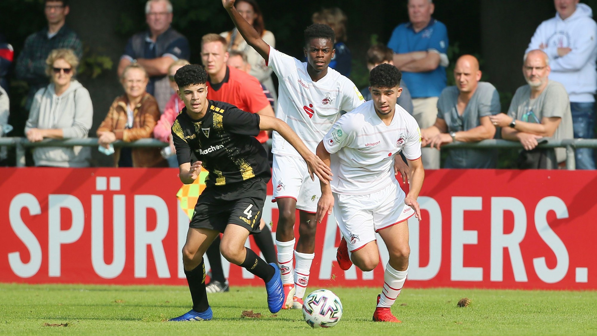 Zwei Fußballer kämpfen um den Ball.