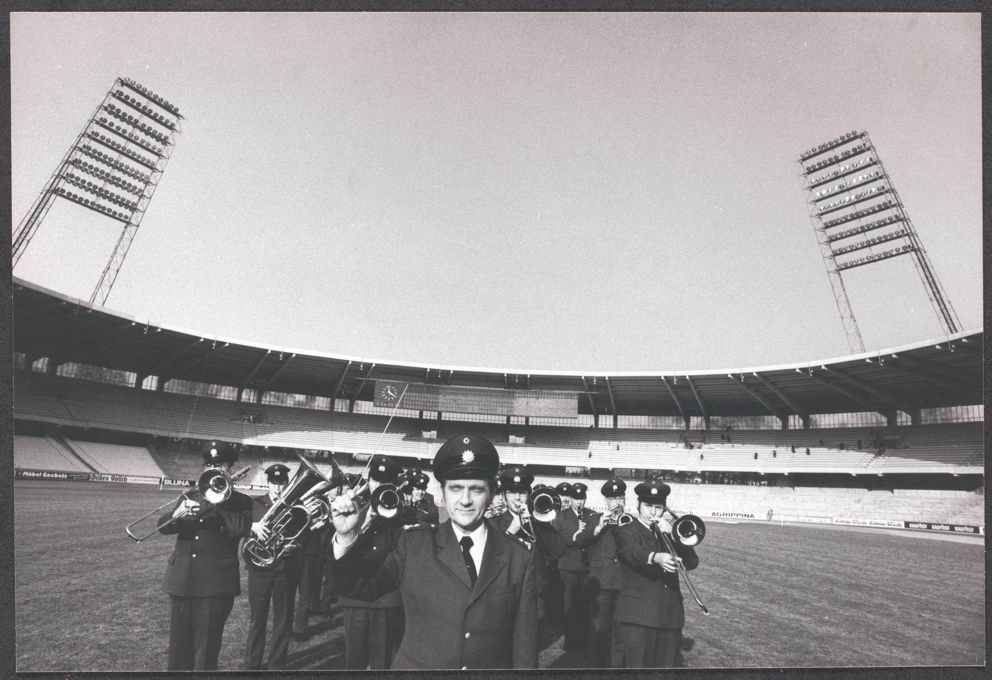 Das Foto aus dem Rundschau-Archiv zeigt wohl die Generalprobe zur Eröffnung des zweiten Stadionbaus 1975.