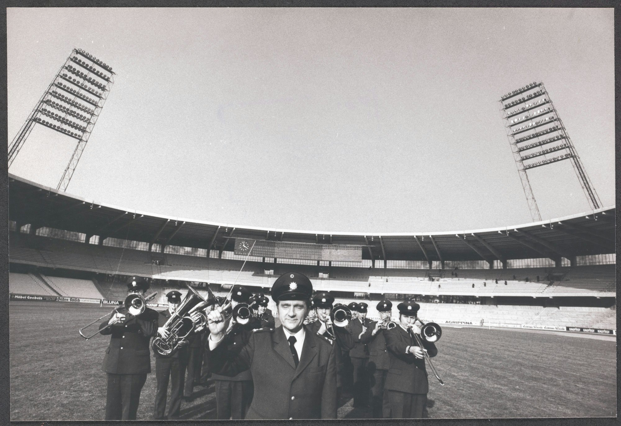Das Foto aus dem Rundschau-Archiv zeigt wohl die Generalprobe zur Eröffnung des zweiten Stadionbaus 1975.