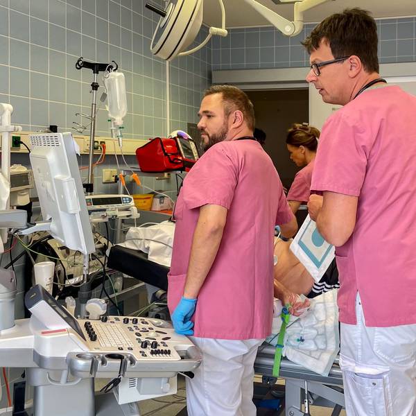 Mehrere medizinische Mitarbeiter in der Notaufnahme des Euskirchener Marienhospitals bei ihrer Arbeit. Ein Patient (verdeckt) liegt auf dem Behandlungstisch.