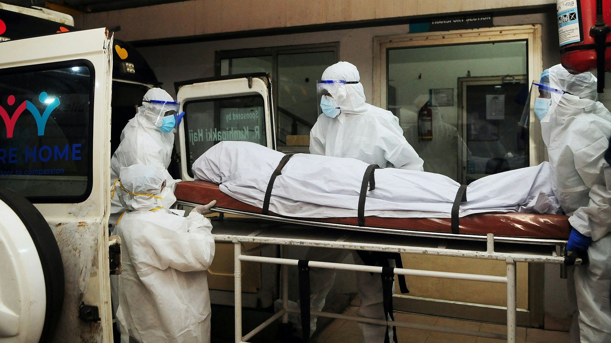 Mitarbeiter der indischen Gesundheitsbehörde tragen Schutzanzüge, während sie die Leiche eines am Nipahvirus gestorbenen Menschen abtransportieren. Gegen das Virus gibt es keinen Impfstoff.