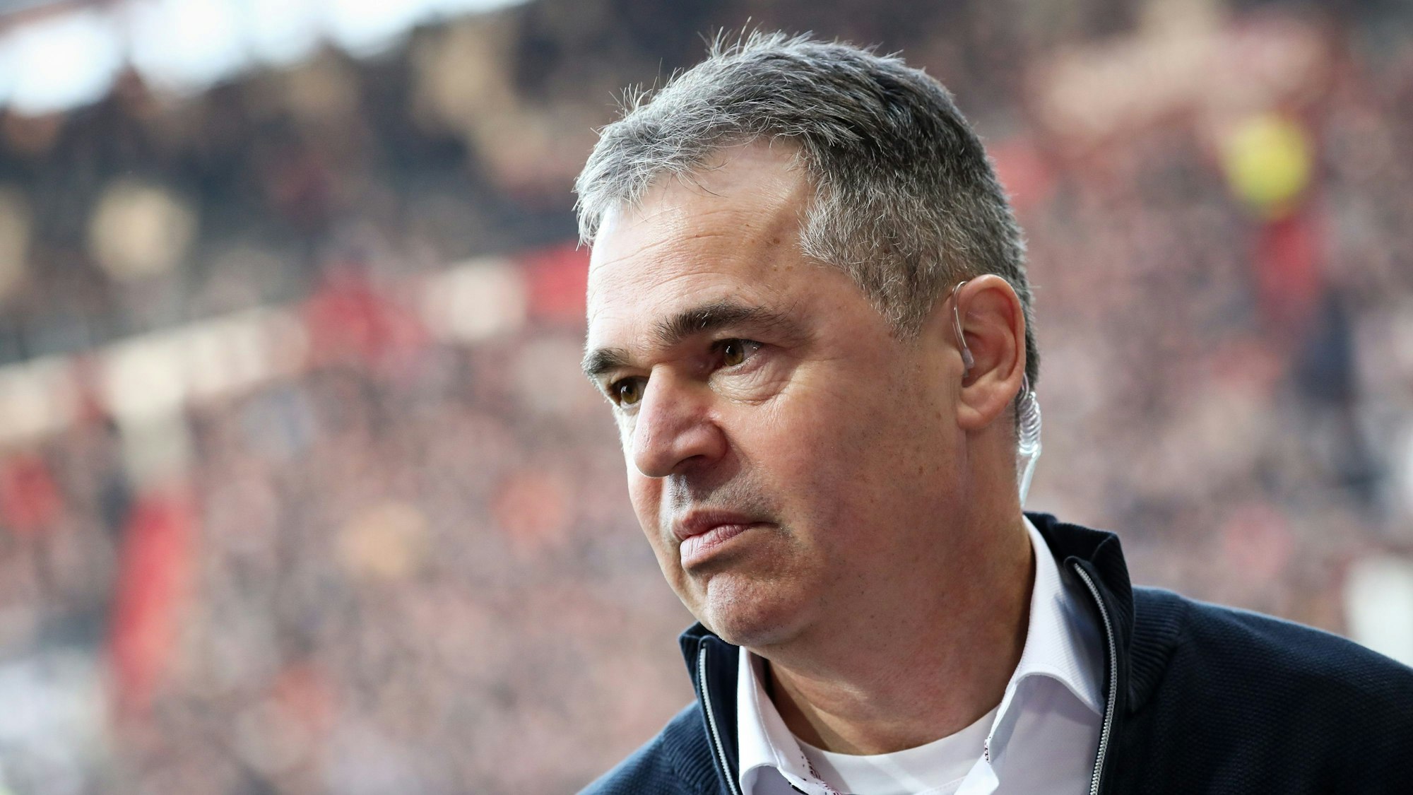 Andreas Rettig am Spielfeldrand einer Partie des FC St. Pauli, dessen Sportdirektor er von 2015 bis 2019 war.