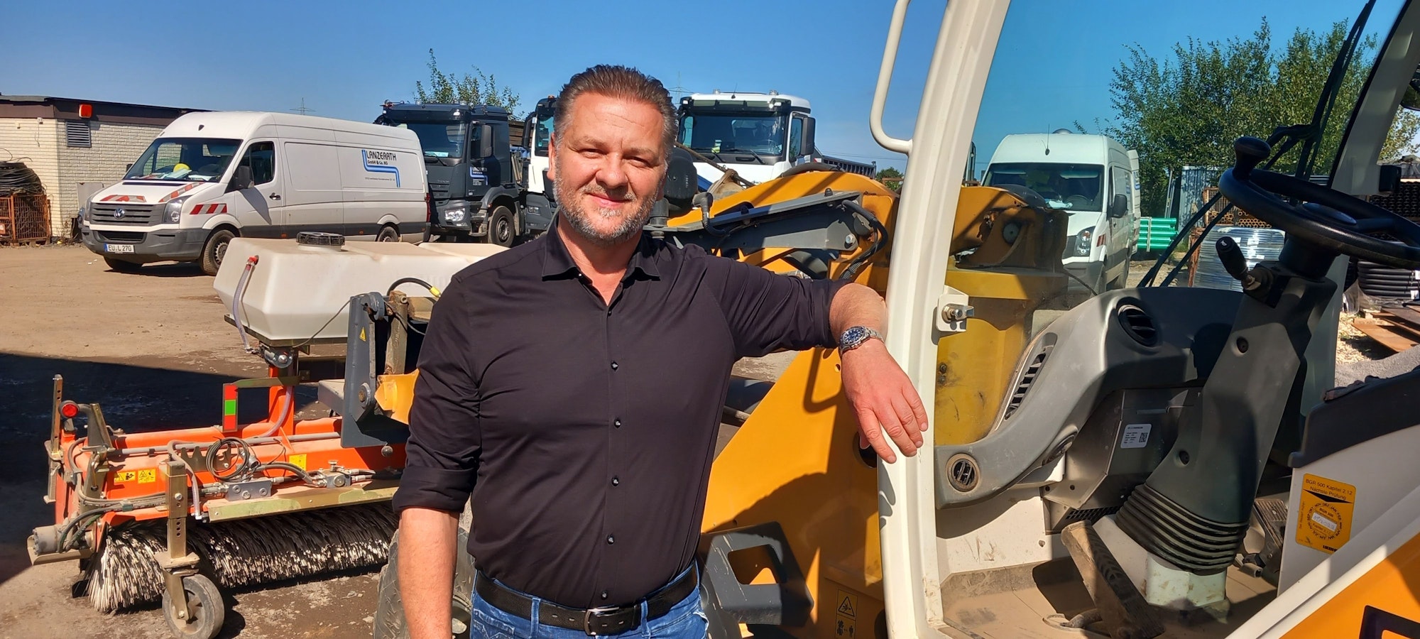 15. September 2023: Bauunternehmung Lanzerath feiert 30-Jähriges. Chef Guido Lanzerath vor einem Teil seines Fuhrparks