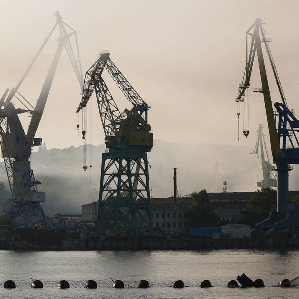 Rauch steigt über der Reparaturwerft in Sewastopol auf der von Russland illegal besetzten Krim auf. Die Ukraine hat in dieser Woche mehrere Angriffe auf Ziele auf der Halbinsel und die russische Schwarzmeerflotte durchgeführt.