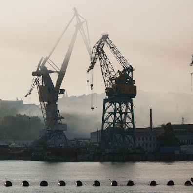 Rauch steigt über der Reparaturwerft in Sewastopol auf der von Russland illegal besetzten Krim auf. Die Ukraine hat in dieser Woche mehrere Angriffe auf Ziele auf der Halbinsel und die russische Schwarzmeerflotte durchgeführt.