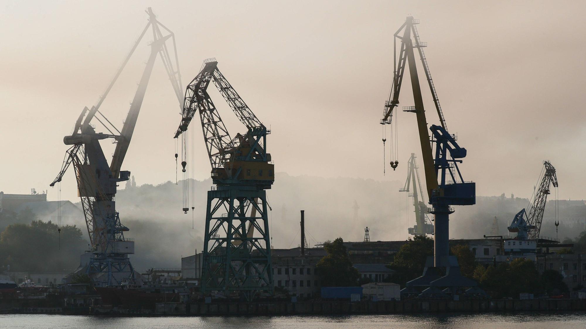 Rauch steigt über der Reparaturwerft in Sewastopol auf der von Russland illegal besetzten Krim auf. Die Ukraine hat in dieser Woche mehrere Angriffe auf Ziele auf der Halbinsel und die russische Schwarzmeerflotte durchgeführt.