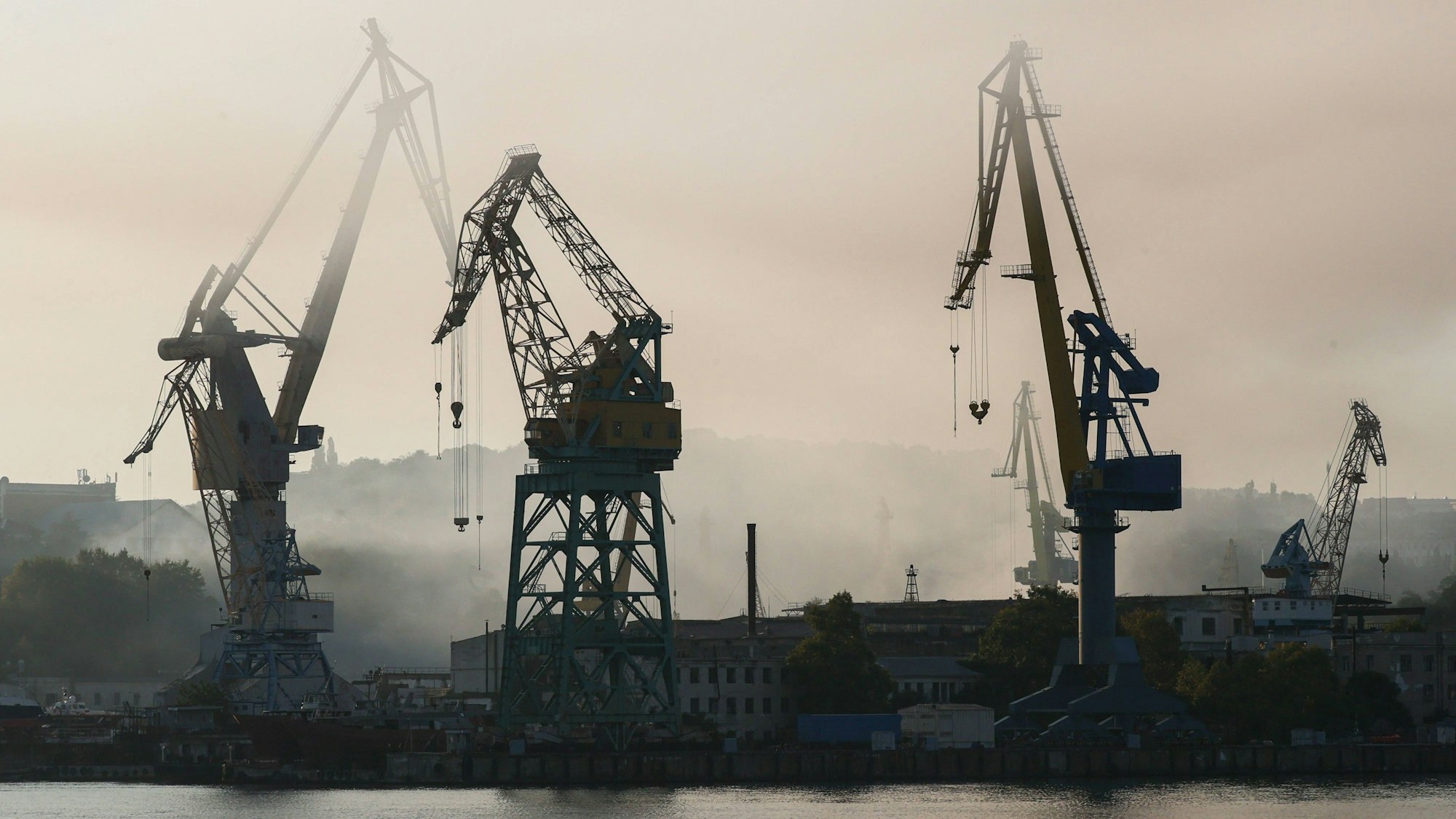 Rauch steigt über der Reparaturwerft in Sewastopol auf der von Russland illegal besetzten Krim auf. Die Ukraine hat in dieser Woche mehrere Angriffe auf Ziele auf der Halbinsel und die russische Schwarzmeerflotte durchgeführt.